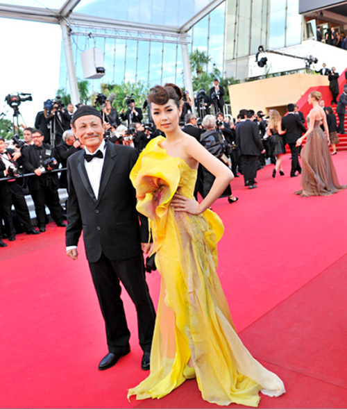 Những bộ đầm có kiểu dáng cầu kỳ hơn như Minh Hằng đang diện bắt đầu xuất hiện cùng sao Việt trên thảm đỏ Cannes.