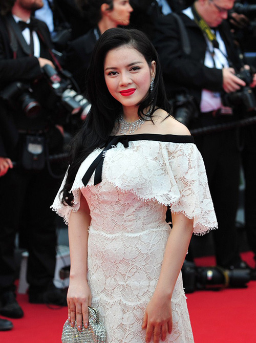 Ngay từ lần đầu tiên tham dự LHP Cannes, Lý Nhã Kỳ đã gây chú ý với trang phục đắt đỏ. Bộ váy Haute Couture của Chanel giá hơn 2 tỷ đồng cô chọn lúc đó đến nay vẫn được nhắc đến như một trang phục ấn tượng của sao Việt tại Cannes.