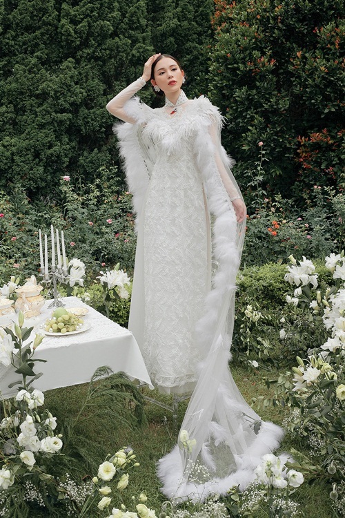 Bộ sưu tập Autumn Vibes của Kenny Thái gồm những thiết kế mang phong cách Á - Âu. Các mẫu thiết kế sử dụng chất liệu ren lưới, voan organza, lông vũ đính kết pha lê để tôn lên vẻ lộng lẫy, sang trọng cho cô dâu.