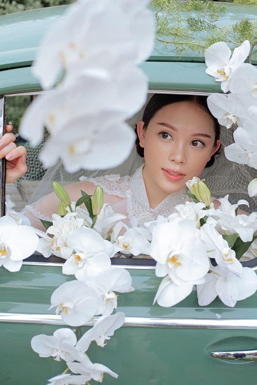 Linh Rin sinh năm 1993, từng tham gia nhiều cuộc thi như Miss Teen 2010, Miss Cuxi 2010, HHT Icon, The Look 2017... Mới đây cô công khai yêu Phillip Nguyễn - em chồng Tăng Thanh Hà.