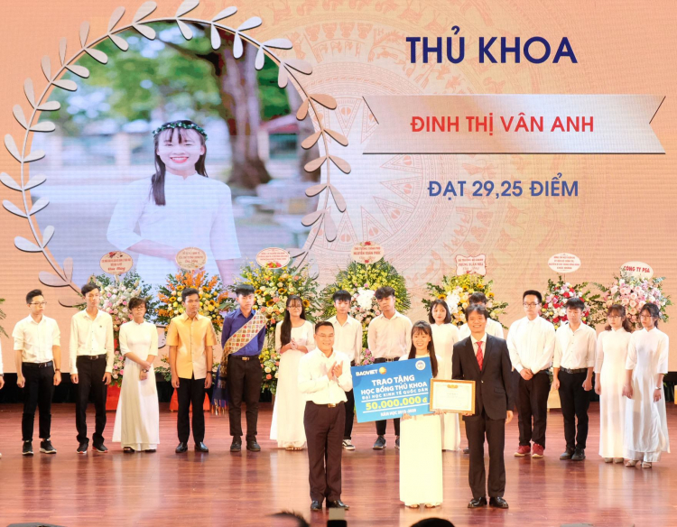 TGĐ Tập đoàn Bảo Việt trao tặng học bổng thủ khoa 