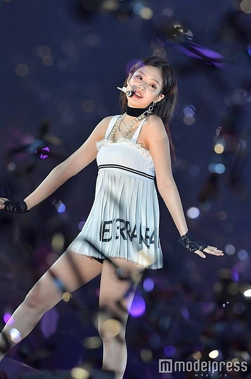 Trong một buổi diễn ở Nhật Bản hồi tháng 10/2018, Jennie gây sốc khi mặc bộ đồ đầm... khó đỡ. Chiếc váy suông không tay quá ngắn như dìm hàng thảm hại nữ thần tượng, khiến cô nàng tăng lên 5kg so với bình thường. Thậm chí nhiều netizen ví von Jennie trông như một quả cầu lông.