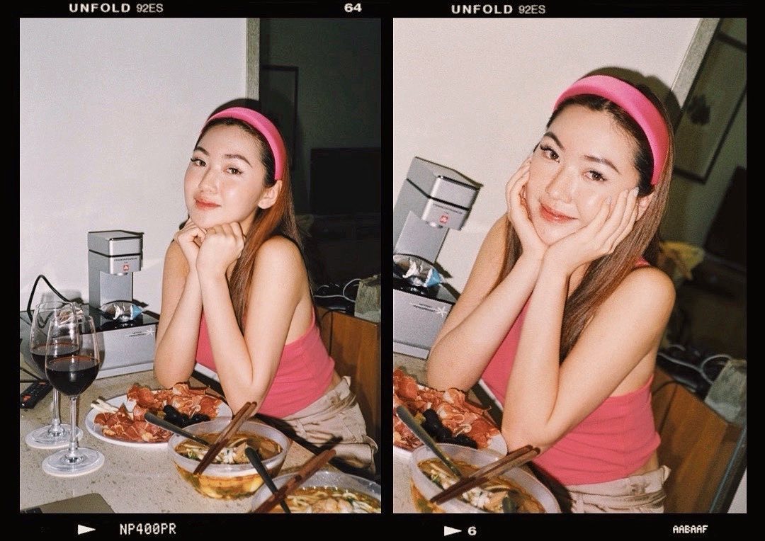 Chloe Nguyễn cài băng đô nhung màu hồng, mặc áo tank top hồng