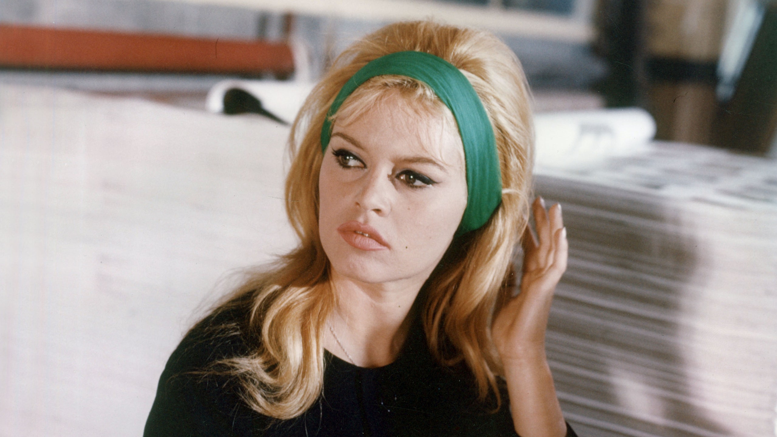 Nữ minh tinh Brigitte Bardot đeo băng đô vải màu xanh lá, mặc áo đen