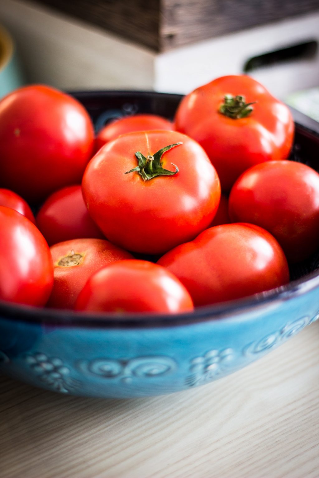 Cà chua căng mịn trong tô