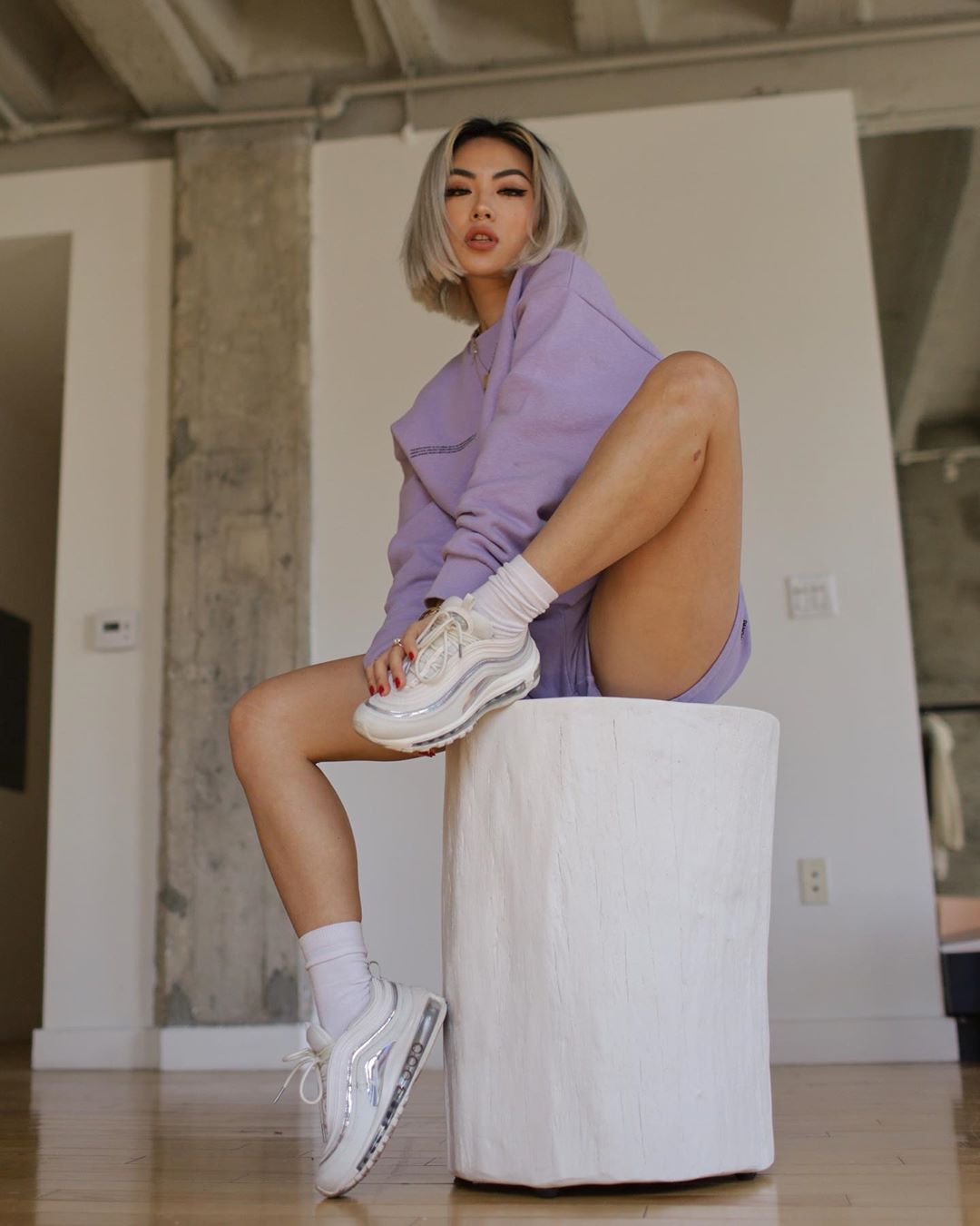 Áo sweater màu tím lilac và sneakers trắng