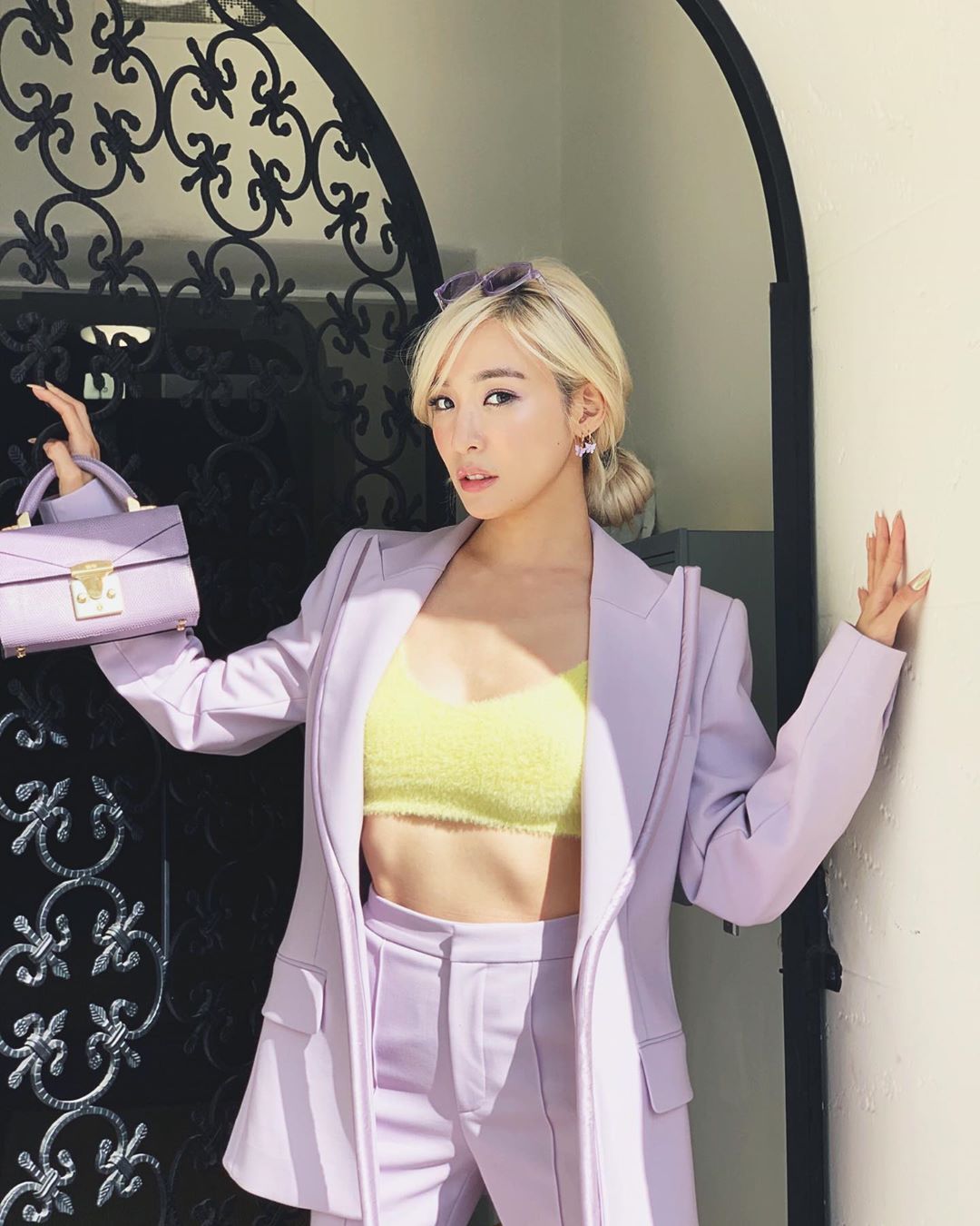 Tiffany Young mặc âu phục tím lilac và croptop vàng