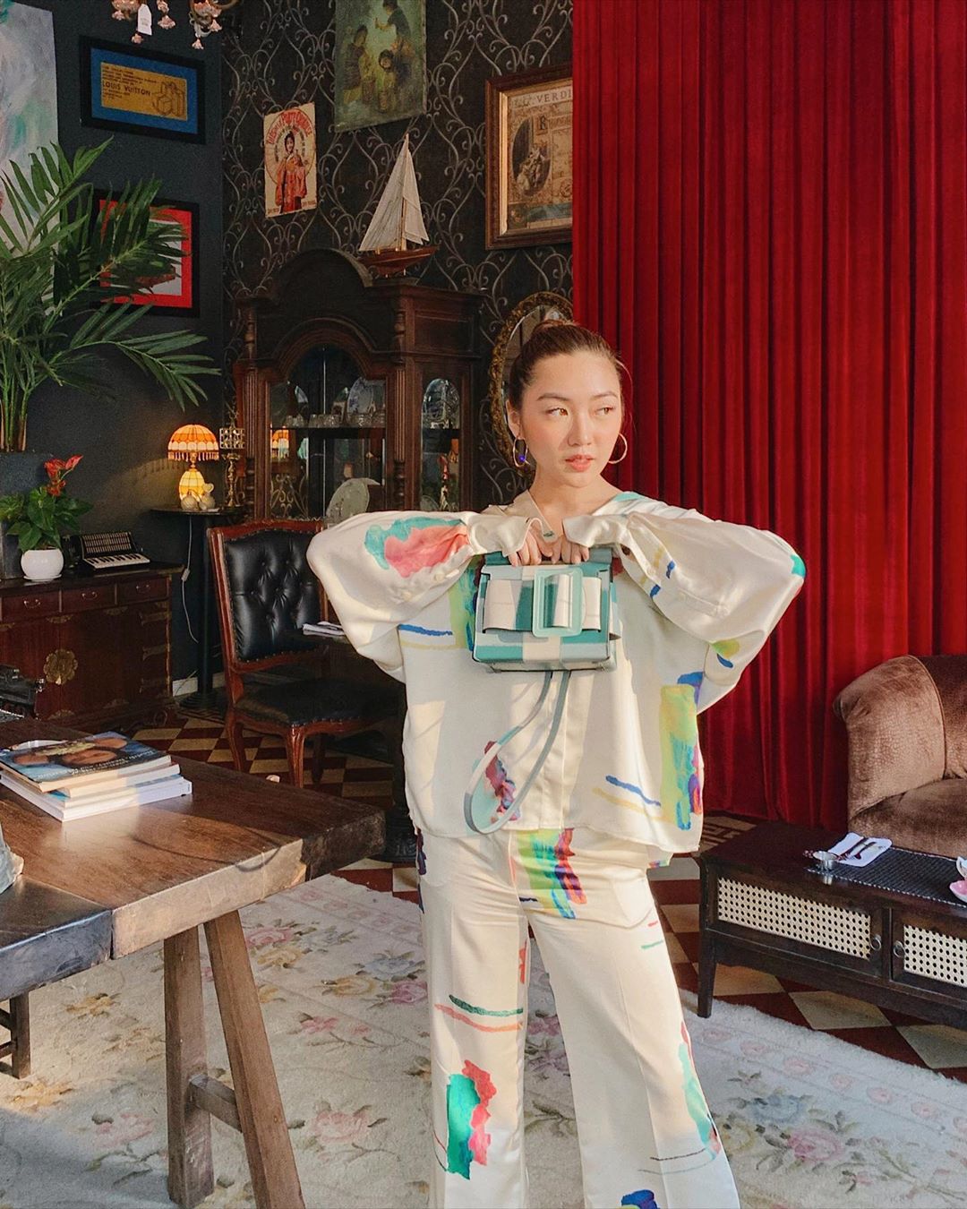 Thời trang mùa Hè - Chloe Nguyễn mặc trang phục họa tiết trừu tượng