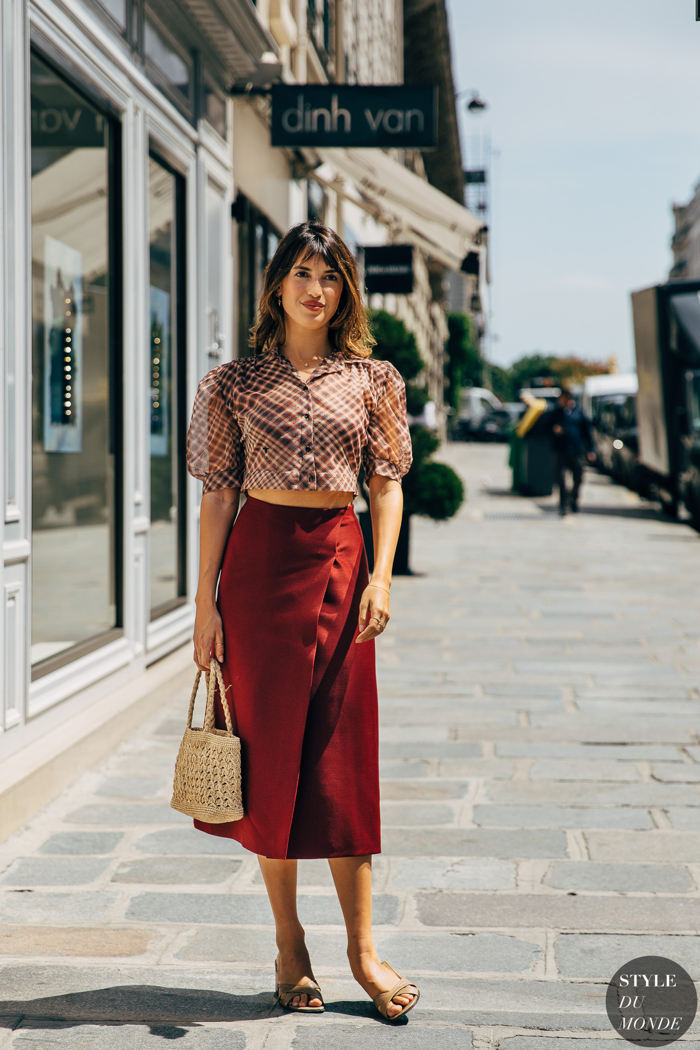 jeanne damas mặc chân váy vải lụa áo crop top tay phồng