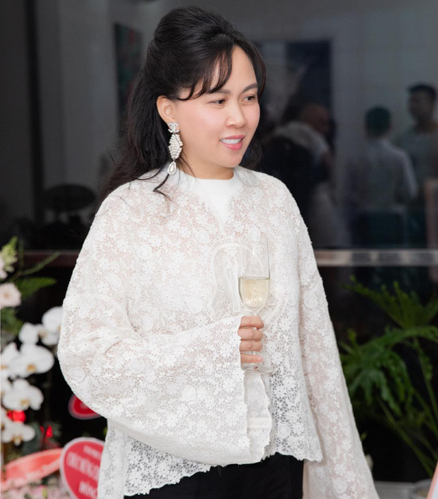 Cuối năm 2019 Phượng Chanel toàn diện đồ rộng thùng thình, vài bộ bị chê nhưng thực chất đây lại là chiêu giấu bụng cao tay của nữ đại gia - Ảnh 5.