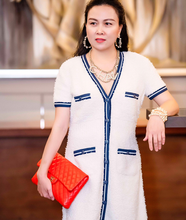 Cuối năm 2019 Phượng Chanel toàn diện đồ rộng thùng thình, vài bộ bị chê nhưng thực chất đây lại là chiêu giấu bụng cao tay của nữ đại gia - Ảnh 10.