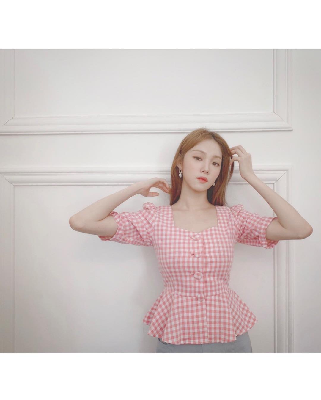 lee sung kyung mặc áo màu hồng thạch anh rose quartz họa tiết gingham