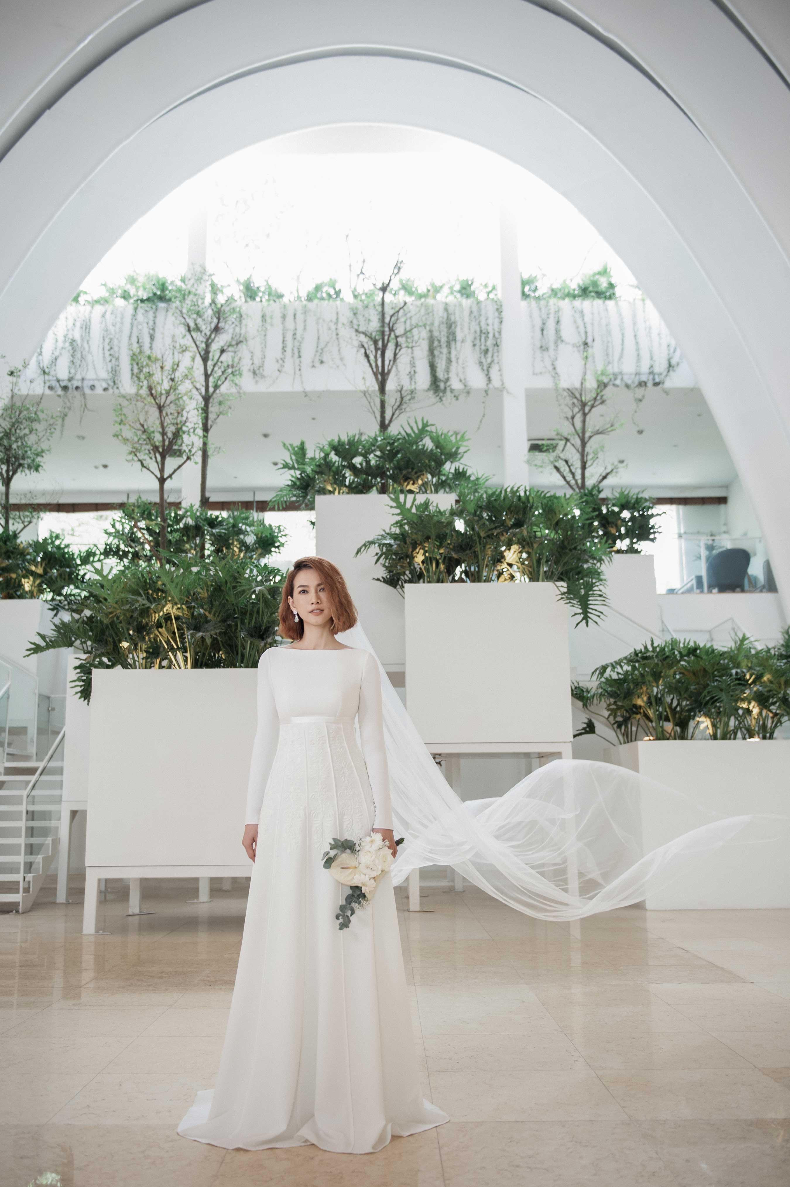 Váy cưới tối giản màu trắng tay dài của Trương Thanh Hải
