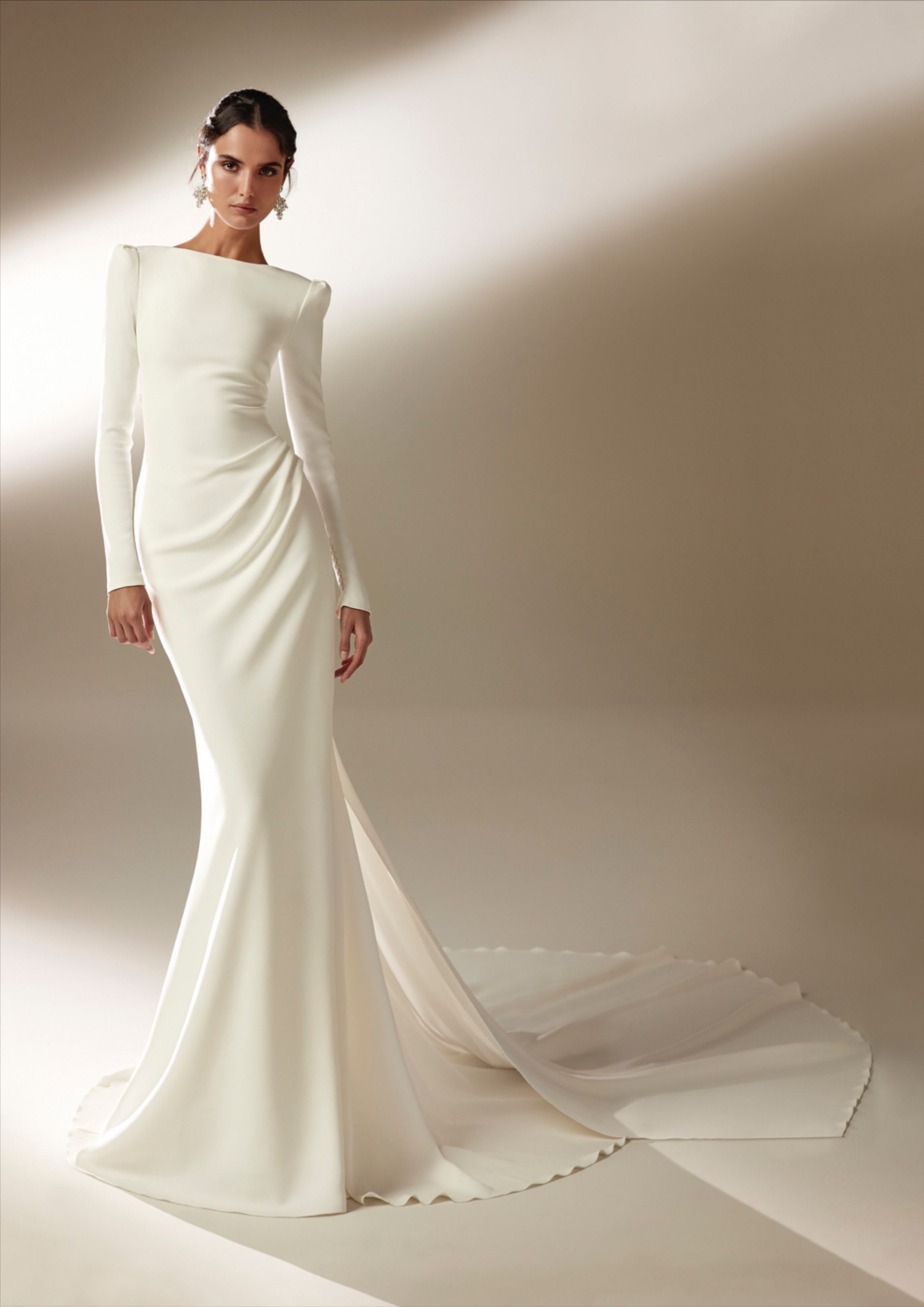 Váy cưới đuôi cá màu trắng Atelier Pronovias