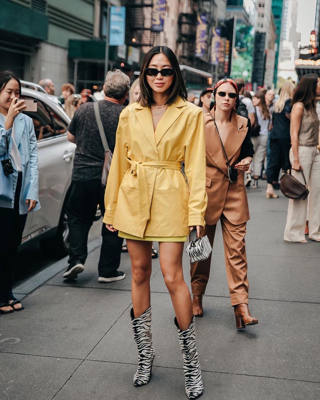 Xu hướng thời trang - Aimee Song mặc blazer da màu vàng
