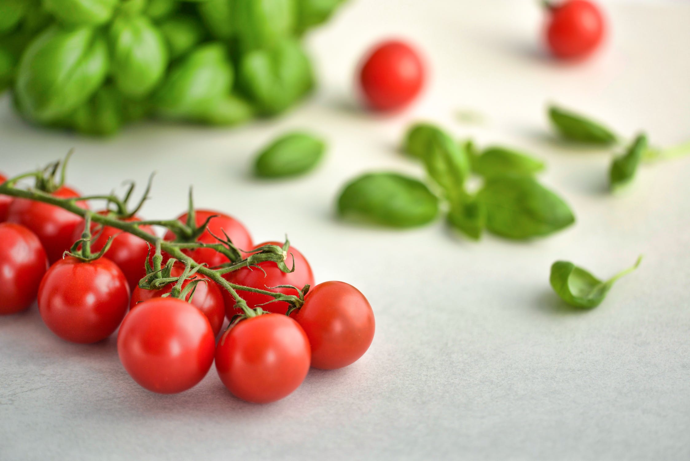 Nhờ chứa nhiều chất dinh dưỡng nên cà chua mang nhiều lợi ích làm đẹp.