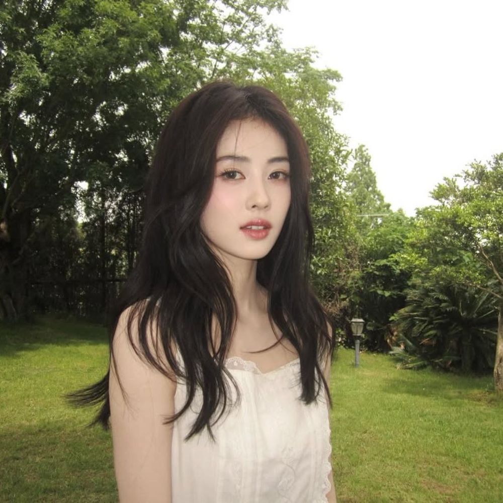 Hình ảnh Bạch Lộc nhìn vào ống kính.