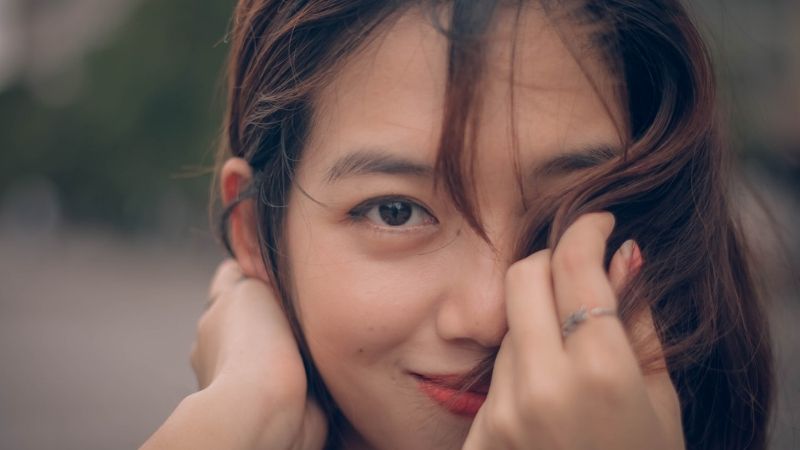 cô gái trị kích ứng