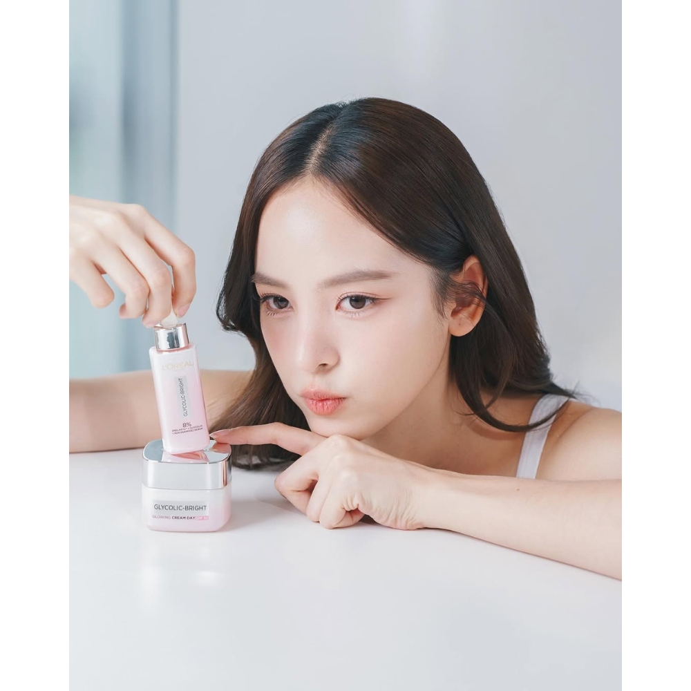 Diễn viên Thái Lan Nycha Nuttanicha đắn đo trước bộ mỹ phẩm.