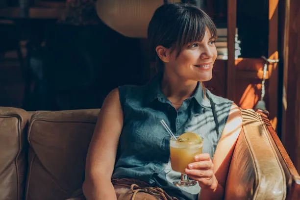 Lúc này dạ dày đang trống rỗng, bạn có thể uống 1 ly nước chanh pha kèm mật ong để cải thiện chứng táo bón, làm sạch dạ dày