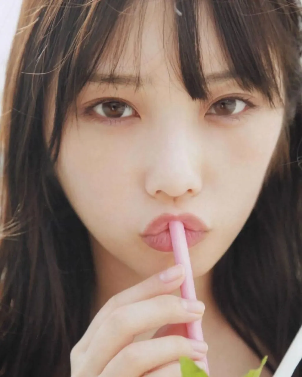cô gái đặt ống hút lên môi